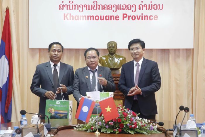 Đại diện hai đơn vị trao tặng những phần quà lưu niệm, thể hiện tình cảm gắn bó, chân thành và tin cậy lẫn nhau - Ảnh: Văn Tuyến