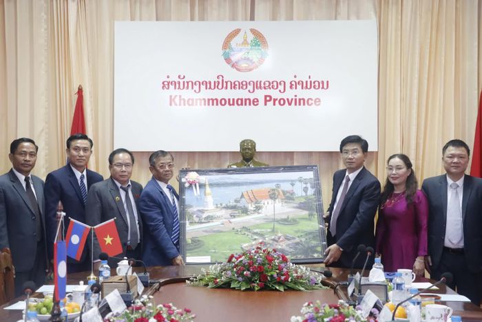Đại diện hai đơn vị trao tặng những phần quà lưu niệm, thể hiện tình cảm gắn bó, chân thành và tin cậy lẫn nhau - Ảnh: Văn Tuyến