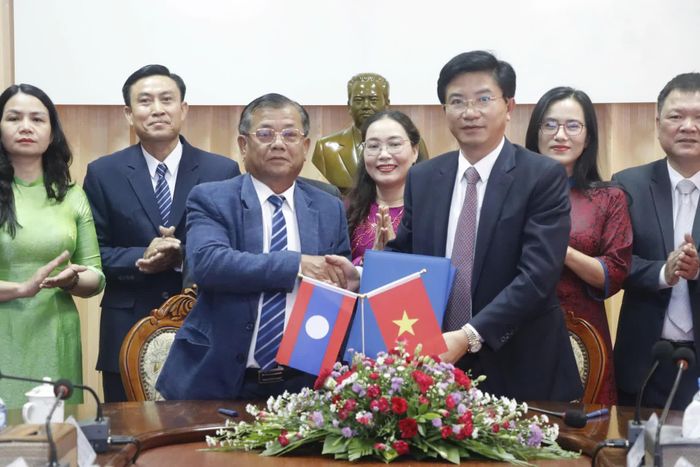 Đại diện lãnh đạo Ban Tuyên giáo và Dân vận Tỉnh ủy Quảng Trị cùng Ban Tuyên huấn tỉnh Khăm Muồn ký kết Biên bản hợp tác - Ảnh: Văn Tuyến
