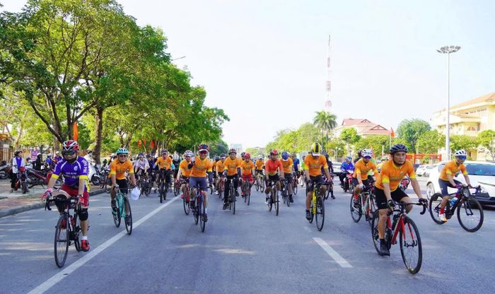 Diễu hành bằng xe đạp hưởng ứng Tháng hành động vì môi trường - Ảnh: A.T