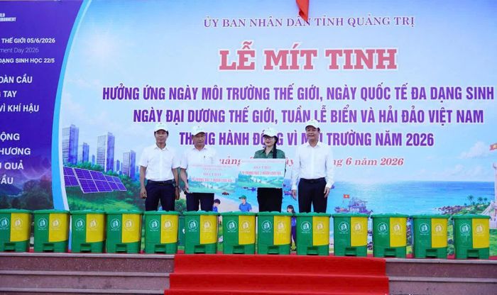 Tặng thùng đựng rác cho Trường THCS Đồng Hải - Ảnh: CTV