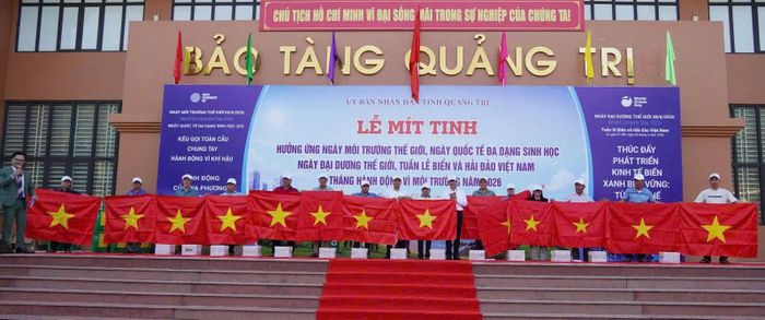 Tặng quà và cờ Tổ quốc cho các ngư dân tại lễ mít tinh hưởng ứng Tháng hành động vì môi trường năm 2026 - Ảnh: CTV