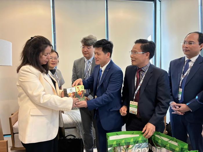 Đồng chí Lê Văn Bảo, Phó Chủ tịch UBND tỉnh tặng quà cho bà Latifa Yaacoubi, Chủ tịch MAB-ICC, nhiệm kỳ 2024-2026 - Ảnh: T.Đ