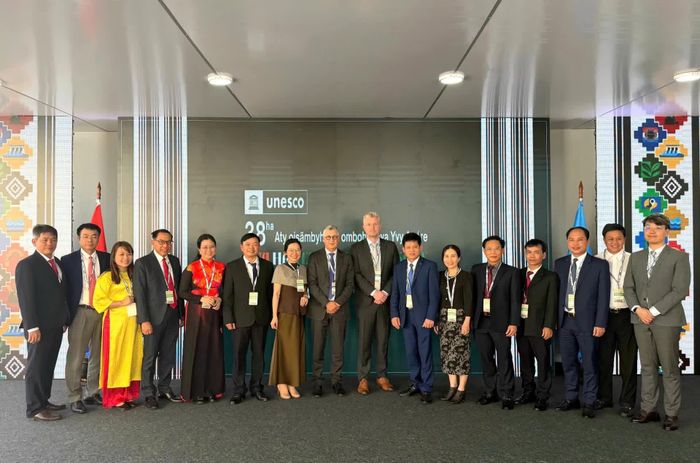 Đoàn công tác tỉnh Quảng Trị chụp ảnh lưu niệm với ông António De Sousa Abreu, Trưởng ban Thư ký Chương trình Con người và Sinh quyển (MAB) và các cộng sự - Ảnh: T.Đ