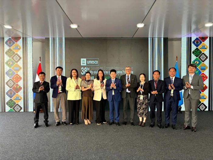Đoàn công tác tỉnh Quảng Trị chụp ảnh cùng bà Latifa Yaacoubi, Chủ tịch MAB-ICC, nhiệm kỳ 2024-2026 và các cộng sự - Ảnh: T.Đ