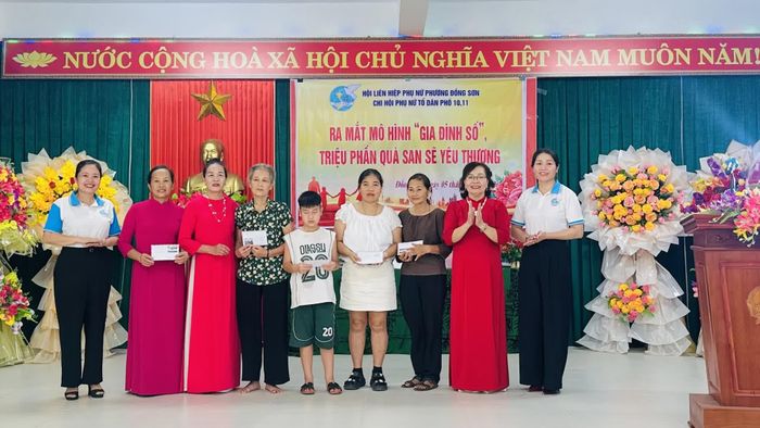 Chi hội Phụ nữ Tổ dân phố 10 và Tổ dân phố 11 trao quà cho các hội viên phụ nữ và trẻ em có hoàn cảnh khó khăn trên địa bàn - Ảnh: B.N