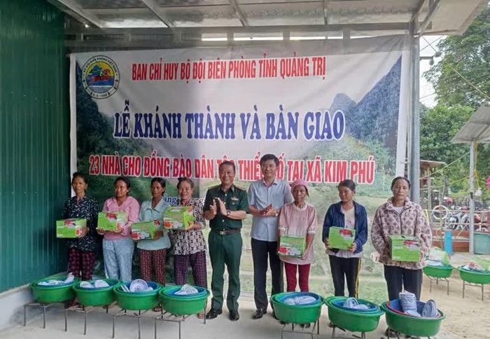 Đồng chí Trương An Ninh, Trưởng ban Tuyên giáo và Dân vận Tỉnh ủy cùng lãnh đạo Ban Chỉ huy BĐBP tỉnh trao quà cho đồng bào - Ảnh: BP