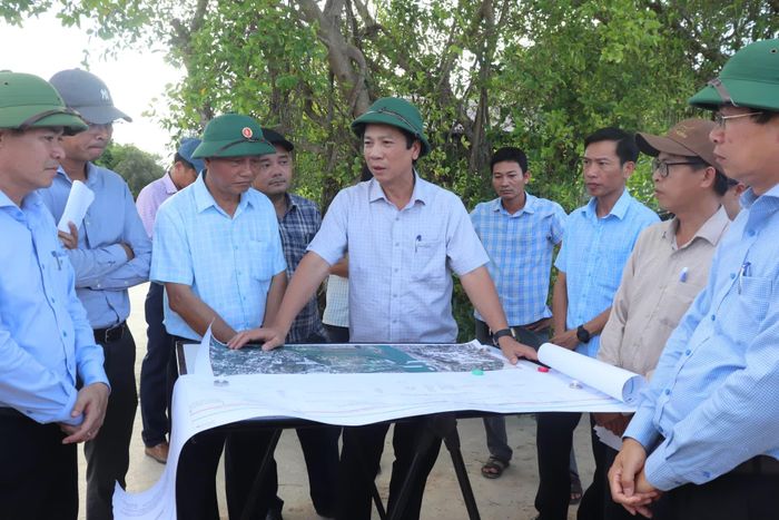 Đồng chí Hoàng Nam, Phó Chủ tịch Thường trực UBND tỉnh kiểm tra tiến độ thực hiện dự án Đường ven biển kết nối Hành lang kinh tế Đông-Tây, tỉnh Quảng Trị-Giai đoạn 1 - Ảnh: T.P