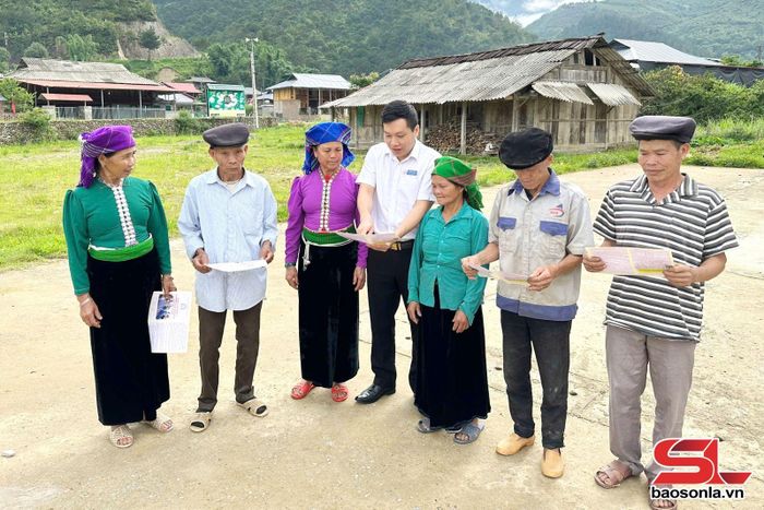 Cán bộ Trung tâm Trợ giúp pháp lý Nhà nước tỉnh tuyên truyền, TGPL cho người cao tuổi xã Ngọc Chiến.Ảnh PV