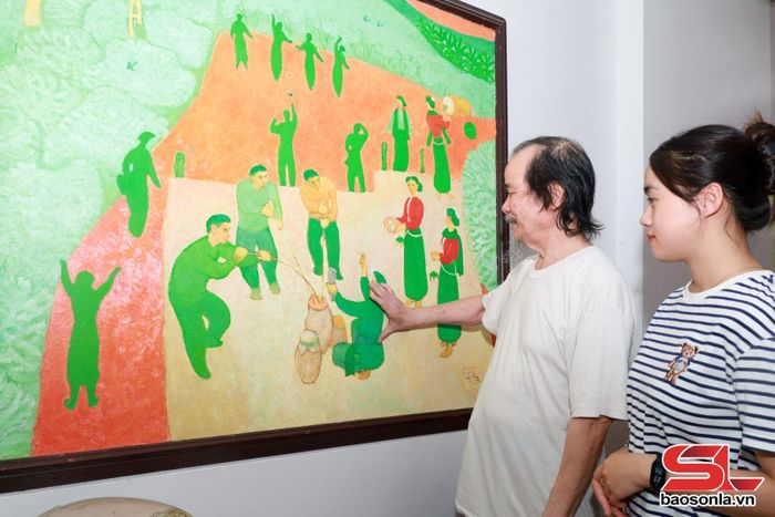 Họa sĩ Lò An Quang giới thiệu tác phẩm mỹ thuật.