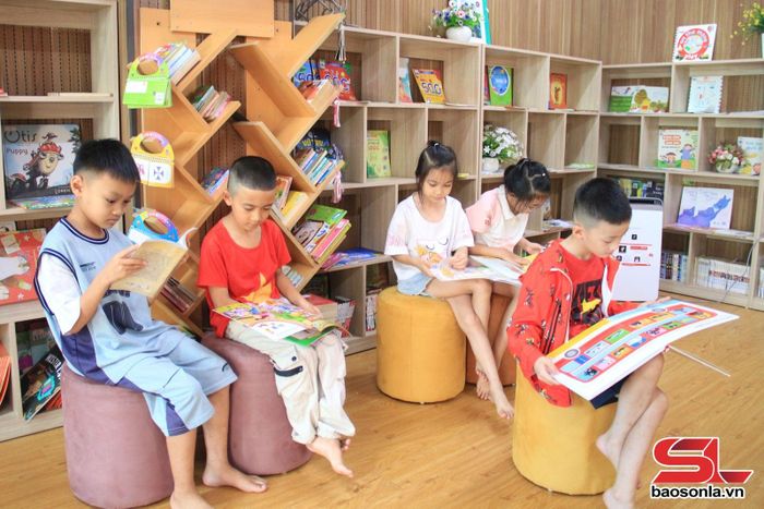 Rèn thói quen đọc sách cho trẻ.