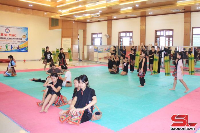 Cho trẻ tham gia các lớp năng khiếu hè là cách để trẻ hạn chế tiếp xúc với thiết bị điện tử