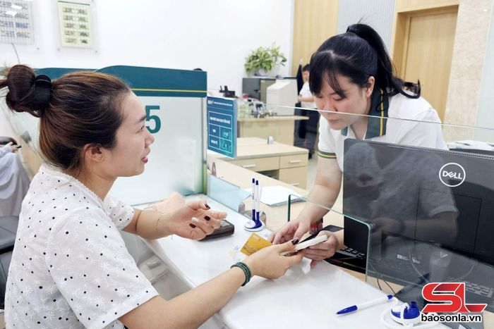Nhân viên giao dịch BIDV Sơn La hướng dẫn khách hàng sử dụng ứng dụng BIDV SmartBanking.