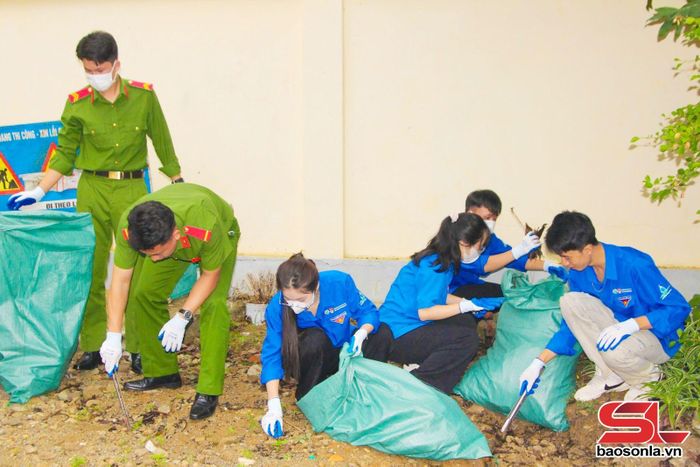 Đoàn viên, thanh niên tham gia dọn vệ sinh khuôn viên Trường THPT Tô Hiệu.