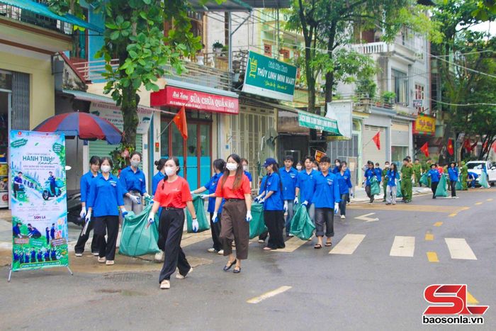 Đoàn viên thanh niên dọn vệ sinh các tuyến đường.