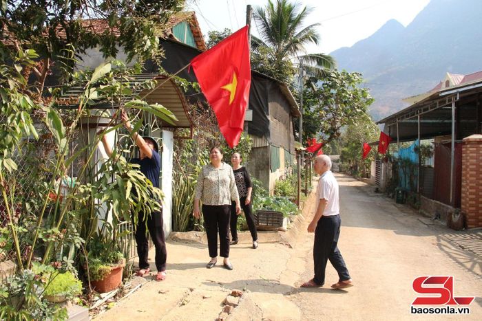 Nhân dân tiểu khu 4, xã Quỳnh Nhai chỉnh trang đường ngõ xóm (dự kiến sắp xếp tiểu khu 4 và tiểu khu 5 thành tiểu khu 3).
