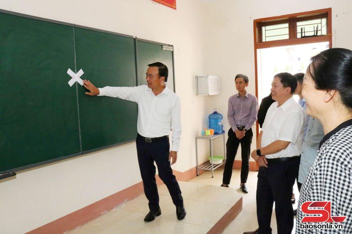 Đồng chí Phó Chủ tịch Thường trực UBND tỉnh kiểm tra tại điểm thi THPT Yên Châu.
