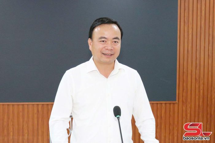Đồng chí Hà Trung Chiến phát biểu tại cuộc làm việc.