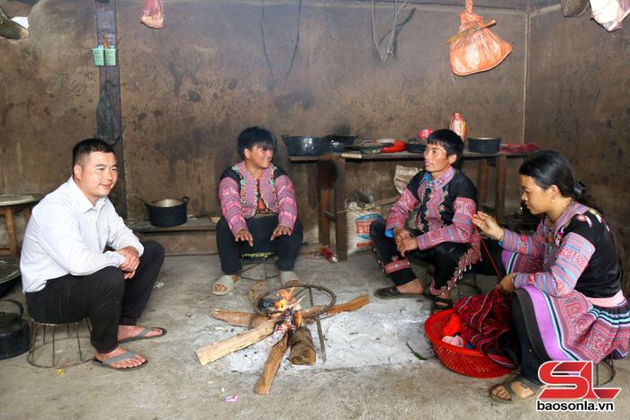 Chi bộ bản Co Tang, xã Vân Hồ tuyên truyền tại hộ dân.