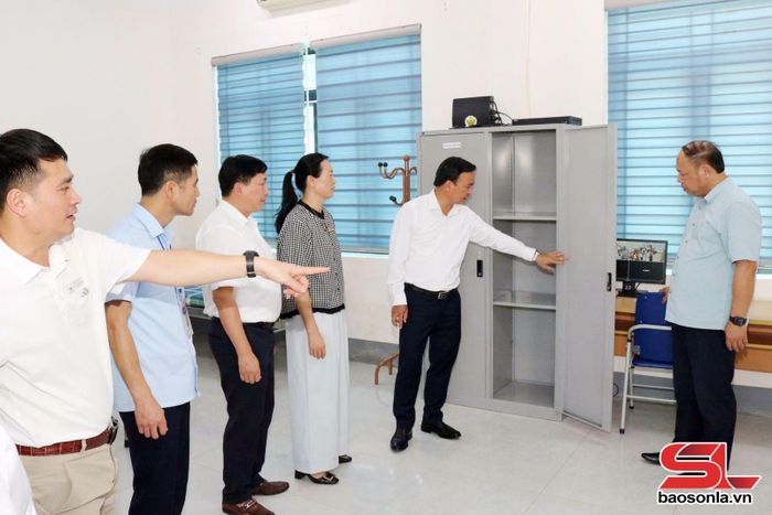 Ban Chỉ đạo thi tốt nghiệp THPT tỉnh Sơn La kiểm tra điểm thi Trường THPT Yên Châu. (Ảnh Thúy Hà)