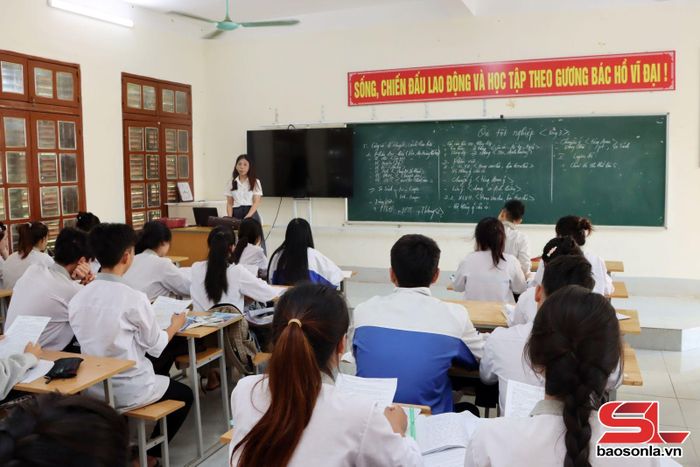 Giờ ôn thi của cô và trò Trường THPT Cò Nòi.