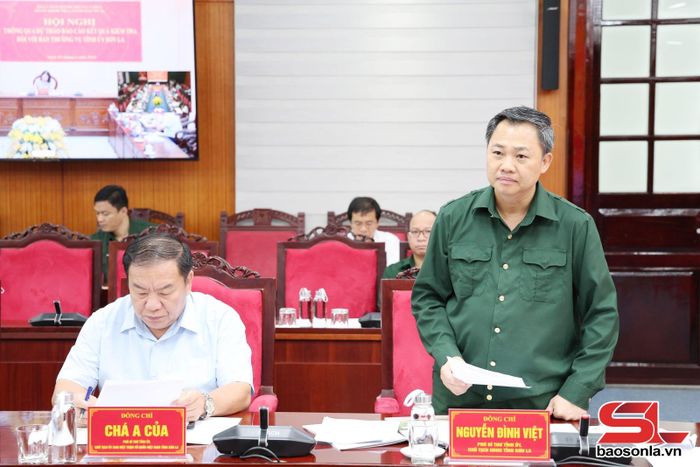Đồng chí Chủ tịch UBND tỉnh báo cáo tại hội nghị.