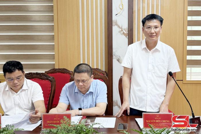 Đại diện lãnh đạo xã Mường Chiên phát biểu tại cuộc làm việc.