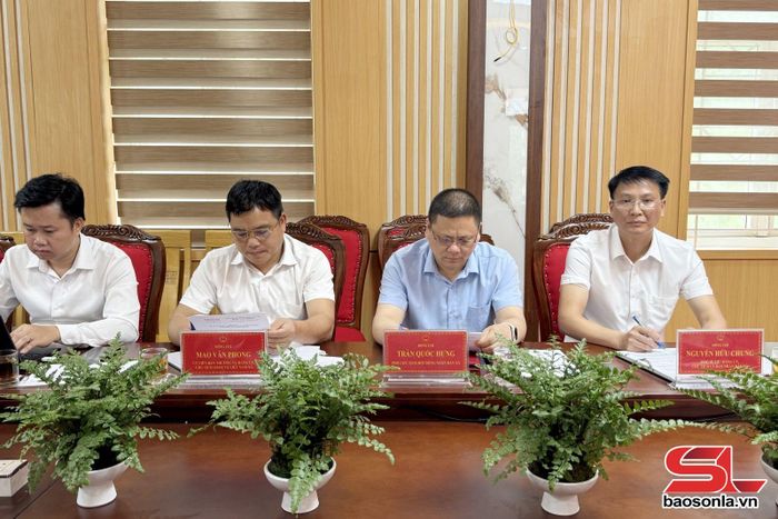  Lãnh đạo xã Mường Chiên dự cuộc làm việc.