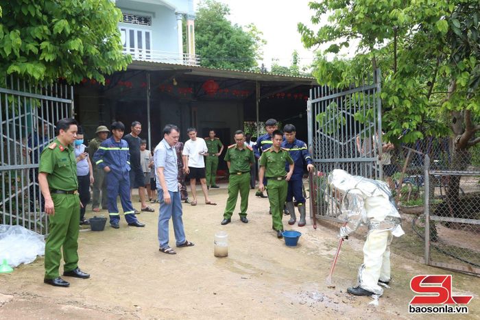 Lực lượng chức năng tiến hành phá dỡ nền bê tông để kiểm tra, thu thập mẫu vật phục vụ giám định. 