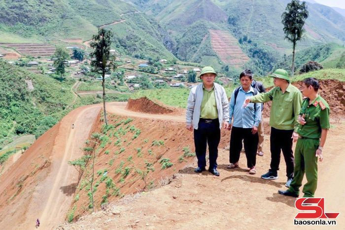 Lãnh đạo xã Suối Tọ nắm tình hình triển khai làm đường giao thông liên bản.