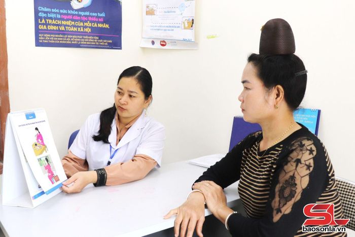 Cán bộ Trạm Y tế xã Mường Bú tuyên truyền chăm sóc phụ nữ mang thai.