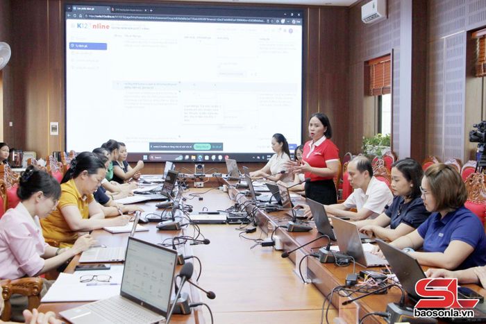 Đại diện Viettel Sơn La hướng dẫn đánh giá chuyển đổi số trên hệ thống App Edu Sơn La/K12Online.