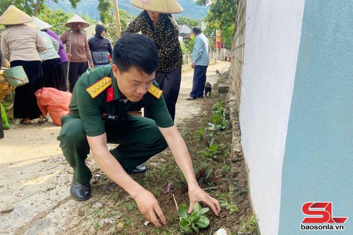 Lực lượng vũ trang tham gia trồng cây xanh.