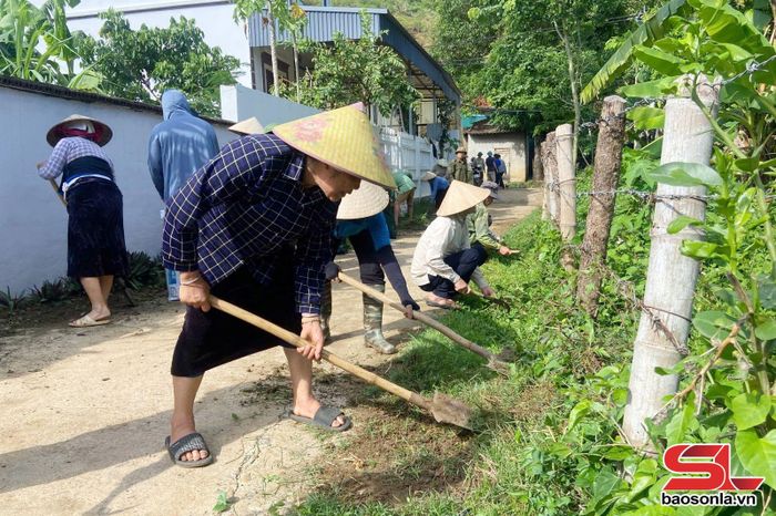 Bà con nhân dân bản Bùa Thượng 1 dọn dẹp đường làng, ngõ xóm.