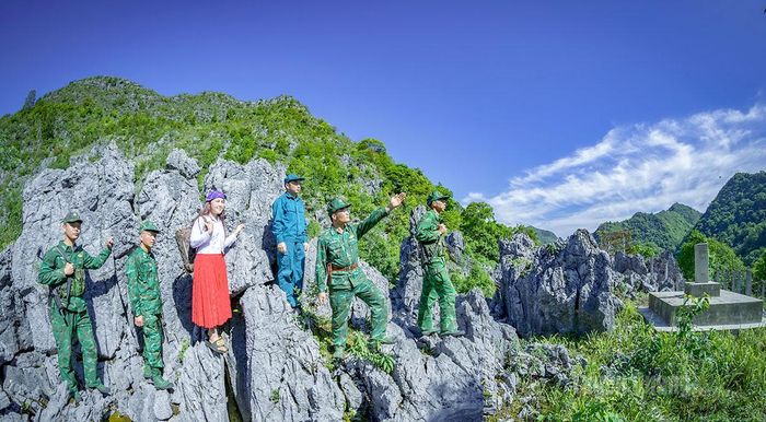 Giờ tuần tra của cán bộ, chiến sỹ và Nhân dân Đồn Biên phòng Đồng Văn tại cột mốc 397, thôn Lao Xa, xã Sà Phìn.