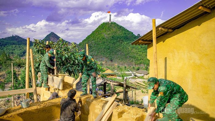 Cán bộ, chiến sỹ Biên phòng Lũng Cú giúp đỡ Nhân dân làm nhà ở.