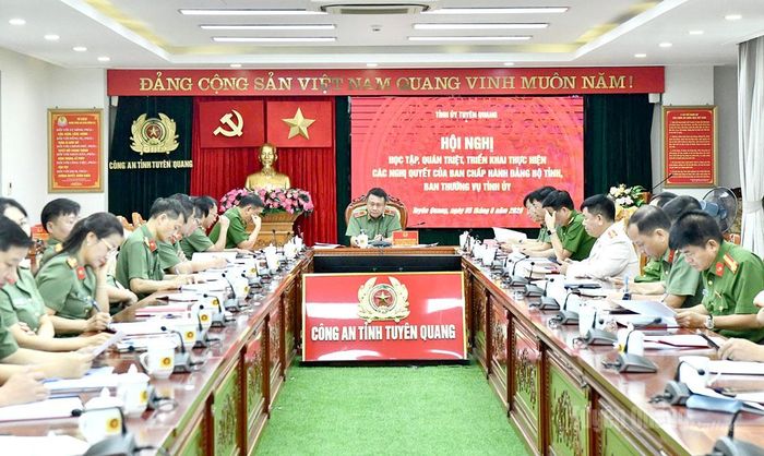 Thiếu tướng Nguyễn Đức Thuận, Ủy viên Ban Thường vụ Tỉnh ủy, Giám đốc Công an tỉnh chủ trì tại điểm cầu Công an tỉnh. Ảnh: Kỳ Dao.