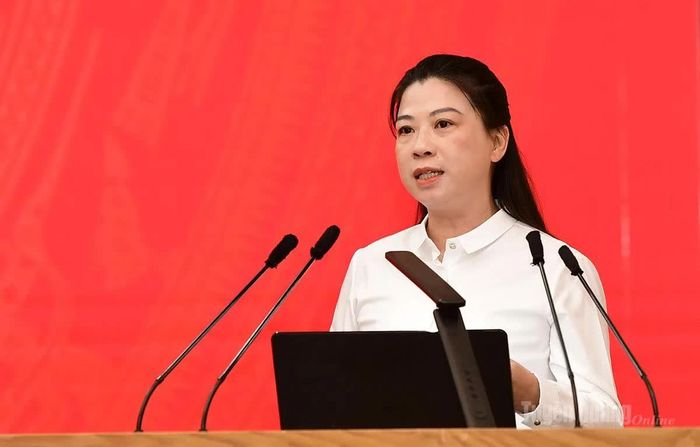 Đồng chí Lê Thị Kim Dung, Phó Bí thư Thường trực Tỉnh ủy, Trưởng Đoàn đại biểu Quốc hội khóa XVI tỉnh phát biểu khai mạc Hội nghị. Ảnh: Quốc Việt