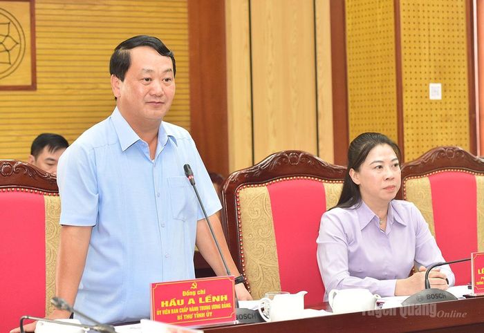 Đồng chí Bí thư Tỉnh ủy Hầu A Lềnh phát biểu tại hội nghị.