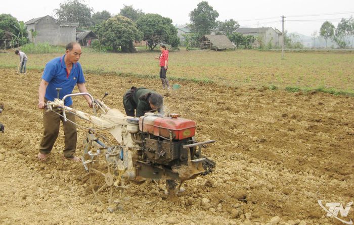 Trong sản xuất nông nghiệp ở Phú Lương, nhiều công đoạn được cơ giới hóa.