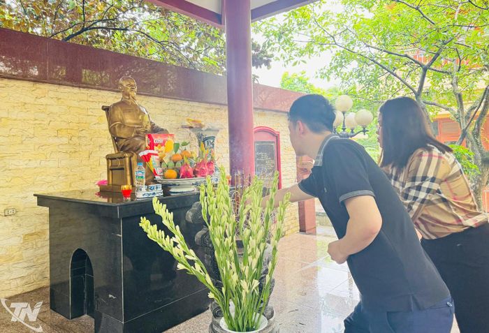 Nhà tưởng niệm Bác Hồ tại Trường Chính trị tỉnh Thái Nguyên. Nơi đây, ngày 31/12/1963, Bác Hồ đến thăm và nói chuyện với các cán bộ, giảng viên và học viên Nhà trường.