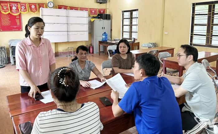 Lãnh đạo thôn Đầu Cầu, xã Cẩm Giàng, tổng hợp ý kiến, nguyện vọng của Nhân dân về nội dung sắp xếp thôn tổ tại địa phương.