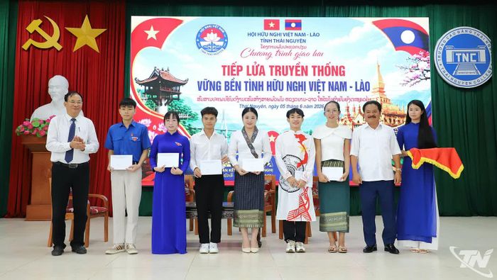 Trao quà cho sinh viên Việt Nam và lưu học sinh Lào có thành tích xuất sắc trong học tập, rèn luyện.