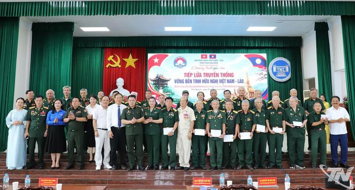 Tặng quà tri ân các cựu chiến binh.