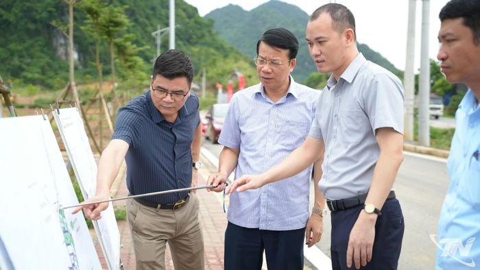 Đồng chí Dương Văn Lượng (thứ 2 từ trái qua phải) nghe đại diện chủ đầu tư báo cáo một số nội dung liên quan đến Dự án Cụm công nghiệp Quảng Chu.