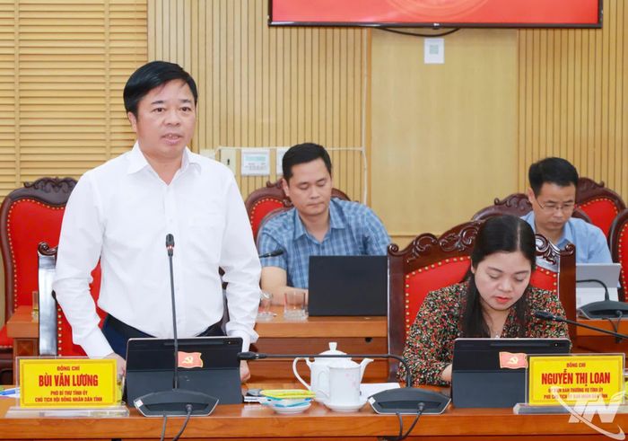 Đồng chí Bùi Văn Lương, Phó Bí thư Tỉnh ủy, Chủ tịch HĐND tỉnh, phát biểu tại Hội nghị.