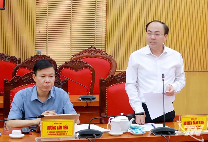 Đồng chí Nguyễn Đăng Bình, Phó Bí thư Thường trực Tỉnh ủy, Trưởng Đoàn ĐBQH tỉnh, phát biểu tại Hội nghị.