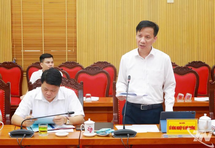 Đồng chí Đặng Văn Huy, Giám đốc Sở Nông nghiệp và Môi trường, báo cáo tại Hội nghị.