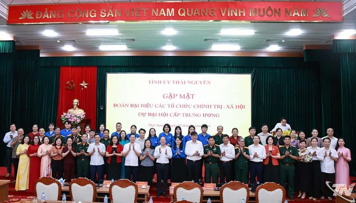 Các đồng chí lãnh đạo tỉnh động viên các đoàn đại biểu tỉnh Thái Nguyên tham dự đại hội cấp Trung ương.