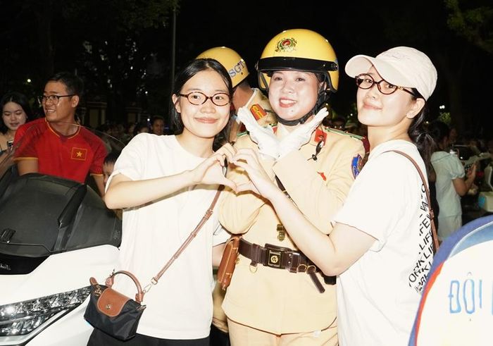 Những "bóng hồng" lưu lại cùng nhau khoảnh khắc đáng nhớ